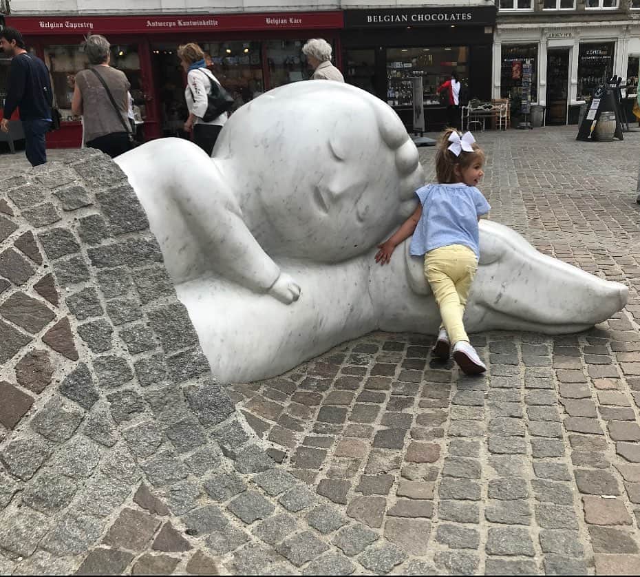 のインスタグラム：「Para ti será un día especial y para mí también , aunque sea en la distancia. Me hubiese encantado estar contigo , pero las circunstancias no lo permiten... Te vas haciendo mayor y no nos damos cuenta .  Echo de menos que me llames desde la cama para pedirme agua sin tener ganas y tardar más en dormirte.  Echo de menos que me preguntes si me voy a trabajar a Leganés .  Echo de menos que me preguntes todos los días si es fin de semana para comer chuches . Echo de menos darte el beso de buenas noches cuando estás dormida,  y sobre todo , cuando llego tarde de viaje .  Te quiero , princesa . 👨‍👧❤️」