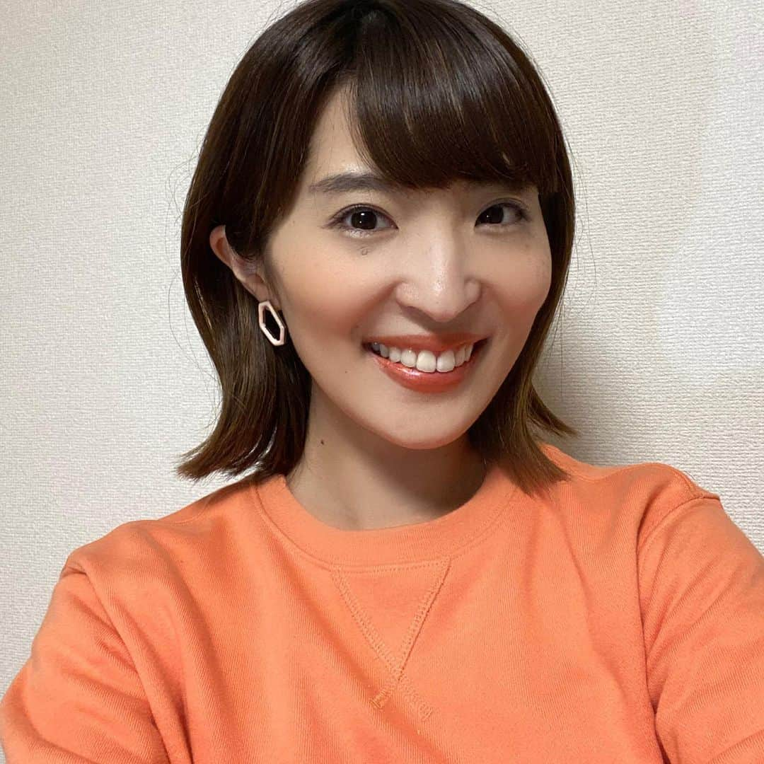 新田朝子さんのインスタグラム写真 - (新田朝子Instagram)「今日は急遽Twitterライブ配信→インスタライブ配信に変えさせていただきました💦お手数をおかけしてすみませんー！！ . 初めてのライブ配信、楽しかったなぁ。。 . 見に来てくれた皆さん、質問くれた皆さん、ありがとうございました。途中ちっち🦜は興奮気味でしたが、皆さんに見てもらえて喜んでいました。遊び疲れか、配信後から今のいままでずっと餌を食べています。フェレ蔵との共演もさせてもらえて良かったです😭 . また次回も日程が決まり次第、告知します(^^)✨ ぜひ遊びに来てくださいね❤️ . #おうちの時間 #ペットのいる生活 #人生初 #ライブ配信 #ありがとうございました #偉大な後輩 #高橋茉奈 @peninsula_gram #新田朝子 #ホリプロアナウンス室」4月21日 22時09分 - asako.nitta