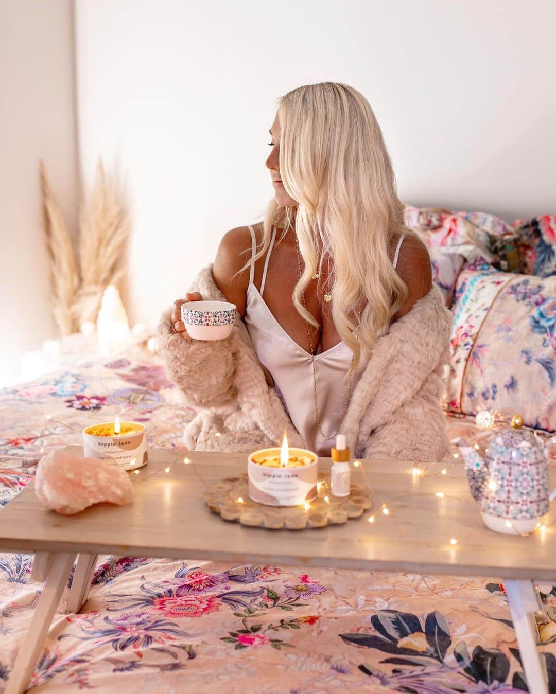 さんのインスタグラム写真 - (Instagram)「A cosy moment at home in my bedroom with a little gratitude ritual ♡ . It’s been rough times for our collective world tribe lately. I hope you are all able to carve out moments for self love and care ♡ . I’ve been starting my day with a simple gratitude ritual. It begins with a cup of herbal tea, enjoying the aromas and energy around me. I focus on my breath, consciously taking a pause to quiet my mind. I allow my thoughts and emotions to flow, observing and letting go, giving myself a well deserved break for peace. After only a few minutes once I feel calmer and clearer I start listing just 3 things I am grateful for each day. This process inevitably leads to more gratitude flowing in and those 3 things quickly turn into 20. I’m left feeling at ease, joyful and full of love. . This ritual takes very little time in my day yet leaves me feeling peaceful and energized for a long time. It has sparked motivation and creativity when so often lately I’ve felt like my tank has been empty. . Today I am grateful for the uplifting joy of music....the gift of playing my guitar. For the beautiful love of my husband @bobbybense who takes such good care of me and is the best man I know. I’m grateful for every single person risking their lives to save ours. That also includes every one of YOU staying home and protecting us all. Thank you 🙏🏼 . I am also so grateful for all of these amazing pieces that brought my creative vision together - . ✨ Cosy faux fur cruelty free jacket from the lovely @unreal_fur ✨ Bedding from the divine @camillawithlove the colours are so healing ✨ High vibing candles from @talinegabriel 🕯 these are not your every day candles. They are filled with crystals, gems and oils and the energetic print of mantra and prayer 🙏🏼 . Let me know what 3 things you are most grateful for today? And how do you feel when you focus on those? I always try to remember we all have the ability to reframe our moments when we need it most. . With love and gratitude xx . #loveandgratitude #gratitude #stayhome #home #bedroom #meditation #selfcare #selflove #socialdistancing #staywell #staywelltogether #fauxfur #crueltyfree #vegan #stayathome #quarantinelife #iso」4月21日 22時13分 - helen_jannesonbense