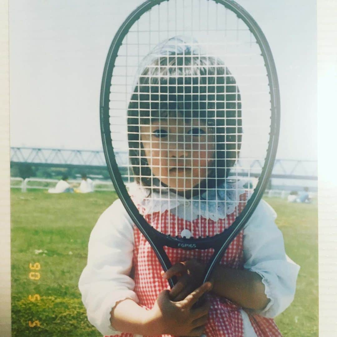 我孫子智美さんのインスタグラム写真 - (我孫子智美Instagram)「1990.05.05  野洲川の河川敷  30年後の今もよくここで走ってるんだよ  今はラケットじゃなくてポール持ってるんだよ  #幼少期 #stayhome  で #写真整理」4月21日 22時15分 - tomomomiabiko