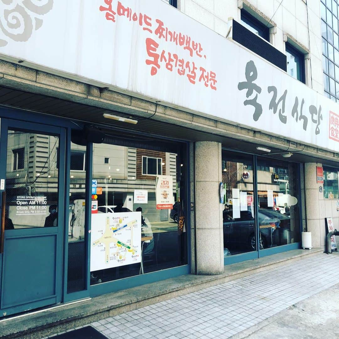 堤太輝さんのインスタグラム写真 - (堤太輝Instagram)「韓国『육전식당 1호점』 写真はサムギョプサルとモクサルと最後は勿論ポックンパ🤤 韓国はあの肉厚であのジューシーさで値段も安い♡ やっぱり韓国で本場のサムギョプサルを食べないと👍👍 皆様が韓国行ったら必ずリピートするオススメの焼肉のお店はどこでしょか？？高いところはダメよw あ〜〜モッコシッポヨ〜😭 #韓国 #韓国旅行  #肉典食堂  #肉典食堂1号店  #육전식당 #육전식당1호점  #サムギョプサル #삼겹살 #モクサル #목살 #ポックンパ #볶음밥 #韓国好きな人と繋がりたい  #韓国グルメ  #韓国料理 #韓国料理店  #韓国料理大好き」4月21日 22時15分 - 223_taiki