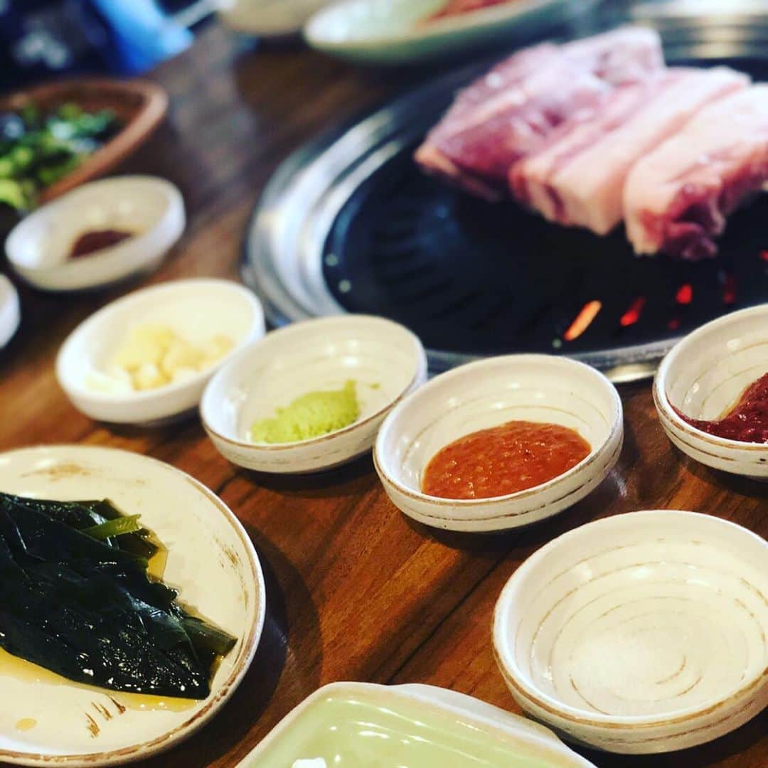 堤太輝さんのインスタグラム写真 - (堤太輝Instagram)「韓国『육전식당 1호점』 写真はサムギョプサルとモクサルと最後は勿論ポックンパ🤤 韓国はあの肉厚であのジューシーさで値段も安い♡ やっぱり韓国で本場のサムギョプサルを食べないと👍👍 皆様が韓国行ったら必ずリピートするオススメの焼肉のお店はどこでしょか？？高いところはダメよw あ〜〜モッコシッポヨ〜😭 #韓国 #韓国旅行  #肉典食堂  #肉典食堂1号店  #육전식당 #육전식당1호점  #サムギョプサル #삼겹살 #モクサル #목살 #ポックンパ #볶음밥 #韓国好きな人と繋がりたい  #韓国グルメ  #韓国料理 #韓国料理店  #韓国料理大好き」4月21日 22時15分 - 223_taiki