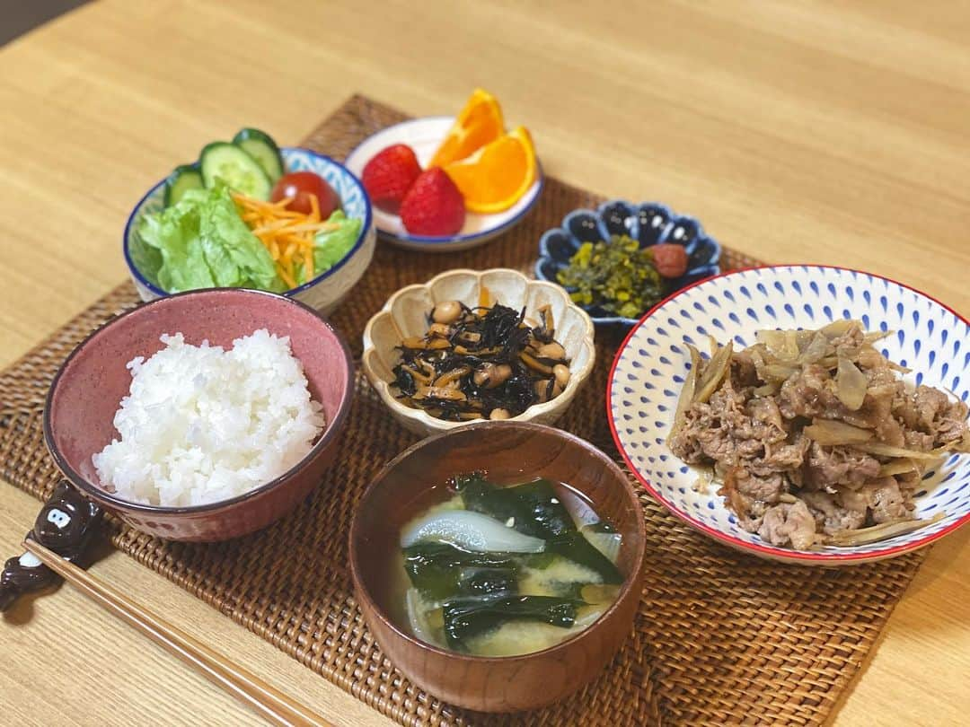 坂元美香さんのインスタグラム写真 - (坂元美香Instagram)「今日のおうちごはんは、 . #肉ごぼう（#牛ごぼう） #サラダ #ひじきの煮物 #ごま高菜 #梅干し #玉葱とワカメのお味噌汁 #フルーツ . そういえばね、 4年前くらいから #坂元家の晩ご飯  を投稿し始めたのですが、 それはなぜかというと 5年前に美魔女という肩書をいただいて以来 「その若さは普段どんなもの食べているのですか？」 という質問が圧倒的に多かったからなのです。 . 特にこだわりもないので、いざ質問されると 答えるのに困るから投稿しちゃえ、みたいな。 . 結局のところ、 食べたもので身体はできているからね。 そう思うと怖いよね。 最近食べたジャンクなものとか あれこれ思い出してしまう…🙉 . わたしの中で「今食べたもの」は 10年後に結果が出ると勝手に思っていて、 この考えは方は大学生の頃から変わってないかも。 本当のところは知らないけどね。 .  #坂元家の晩ご飯 #坂元定食  #おうちごはん #おふくろの味  #毎日のご飯は豪華でなくていいから全て手作りでありたい #手作りごはん #いつものんきなたぬきくんがいる #おしゃれじゃなくてもいいんです #坂元ごはん」4月21日 22時19分 - mika_saka