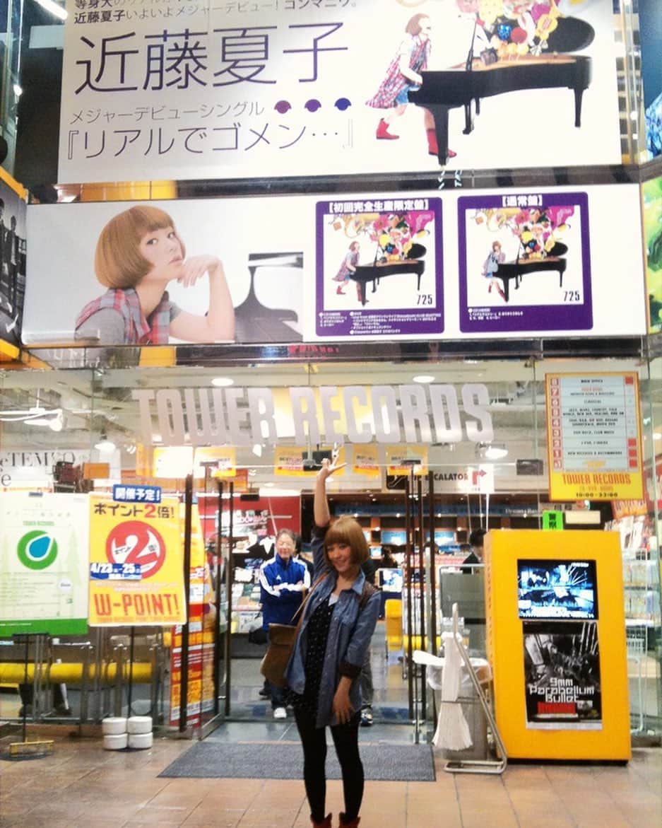 のインスタグラム：「この日から10年かぁ。。。 "近藤夏子"としてメジャーデビューして 今日でちょうど10周年🎉 2010年の4月21日にメジャーデビューしました。 それからここまでやってこれたこと ほんとにほんとーーに感謝しています。 1人じゃとてもじゃないけど続けられなかった。 ってか、応援してくれる人、お仕事をくれる人がいないと続けられないんです。 私が頑張った！！って感じはあまりなく。 みんなのおかげ！！です。 辞めようと思ったことも正直ありました。 けど、続けててよかったーーってなる瞬間の方が断然多かった❤️ 長ったらしくなるからもうここまでにしますけど、、、 10周年だぞーーーーーーーー㊗️㊗️㊗️㊗️㊗️㊗️㊗️㊗️㊗️㊗️㊗️㊗️㊗️㊗️㊗️㊗️㊗️㊗️㊗️㊗️㊗️㊗️㊗️㊗️㊗️㊗️㊗️㊗️㊗️㊗️㊗️㊗️㊗️㊗️㊗️㊗️㊗️㊗️㊗️㊗️㊗️㊗️㊗️㊗️㊗️㊗️㊗️㊗️㊗️㊗️㊗️㊗️㊗️㊗️㊗️㊗️㊗️ 普段自分を褒めることは苦手なんだけど、今日だけは"よくやった。"って褒めたろ。 んで、"また頑張れよ。"って寝よ。 たくさんの"おめでとう"をありがとうございます✨ たくさんの"頑張れ"をありがとうございます✨ たくさんの"歌ってくれて、しゃべってくれて、出会ってくれて、笑ってくれて、ふざけてくれて、、ありがとうございます"をありがとうございます✨ できるとこまでやるよ🤗 これからもよろしくお願いしますします🥺✨ #近藤夏子 #デビュー10周年 #ありがとう #これからもよろしくね #オカッパに戻ってライブする予定だった今日だけどインスタライブとLINEライブでみんなと触れ合えて歌ってるとこ見てもらえて本当に幸せでした #カムバックオカッパ #またいつか」