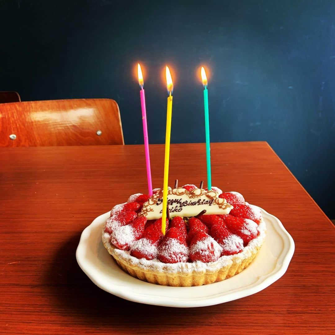 志摩有子さんのインスタグラム写真 - (志摩有子Instagram)「お弁当のお返しにキルフェボンのタルトもろた。いちごがいっぱい。カスタードクリームがとろり。美味しい。幸せ。 #わらしべ長者的な　 #ありがたやー」4月21日 22時25分 - ariko418