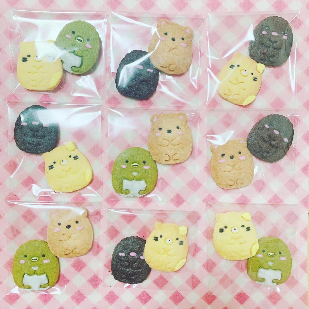 上野露葉のインスタグラム：「暇を持て余すと4種類のクッキー作り始めちゃうよね( ◜ᴗ◝) アイシング頑張った🥺🥺 . #クッキー #お菓子作り #すみっコぐらし #アイシングクッキー #キャラクッキー」