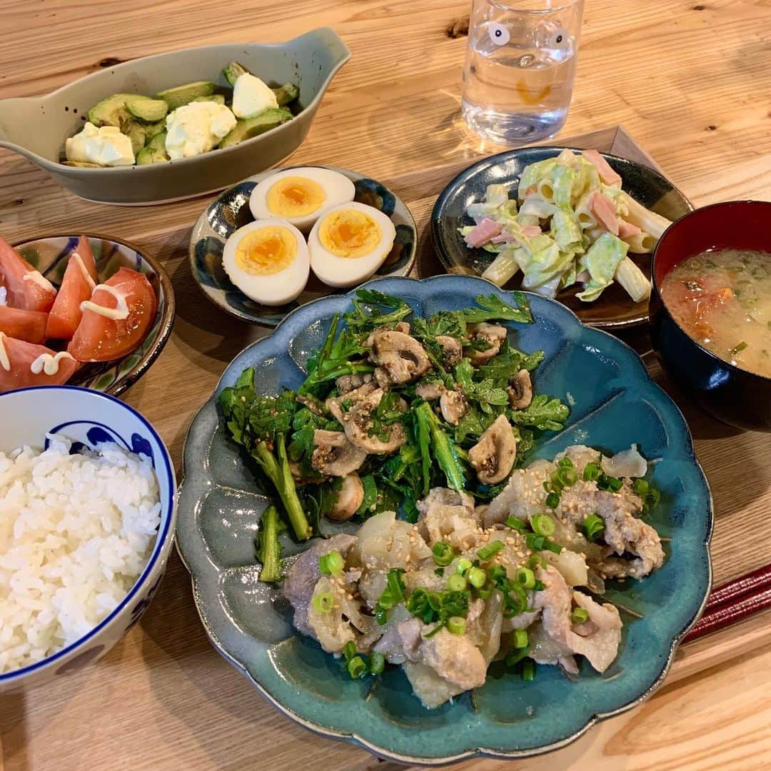 のインスタグラム：「毎日自炊。﻿ 料理のレパートリーが増えてきた🥢﻿ ﻿ 週1は　#豚の生姜焼き なんじゃないかってくらい 大好きだし、作りやすい。﻿ 我が家の隠し味は、すりりんご🍎を入れること。 母ちゃんの味。﻿ ∝春菊とマッシュルームの粒マスタード和え ∝新じゃがとトマトのお味噌汁﻿ ∝有機マカロニとハムとキャベツ和え﻿ ∝味玉﻿ ∝フルーツトマト﻿ ∝アボカドとクリームチーズのオーブン焼き﻿ ﻿ #あおあみ飯﻿ #よるごはん﻿ #cooking #今日はひとりごはん」