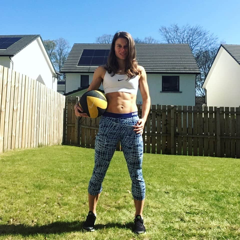 ゾーイ・クラークさんのインスタグラム写真 - (ゾーイ・クラークInstagram)「This sun is definitely motivating me to do circuits in the garden. #circuits #medball #workout #workfromhome #stayhome #lockdown #garden #sunsout #sunshine #sunsoutgunsout #tapsaffweather #happy」4月21日 22時43分 - zoey.f.clark