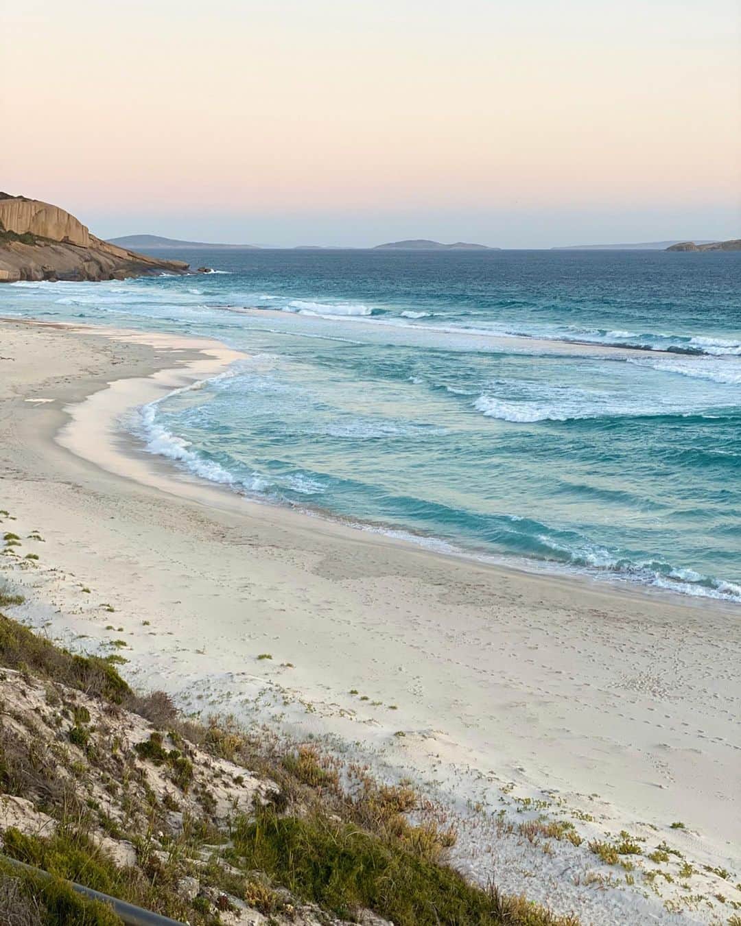 Laraさんのインスタグラム写真 - (LaraInstagram)「. . . The beach near Esperance is really beautiful as well! The sunset was beautiful! 🐚 . エスペランスの町の近くにも素敵なビーチがたくさん。 私は夕暮れ時間の海が好き😊 . .  #思い出投稿 #オーストラリア旅」4月21日 22時55分 - fa_la_lara