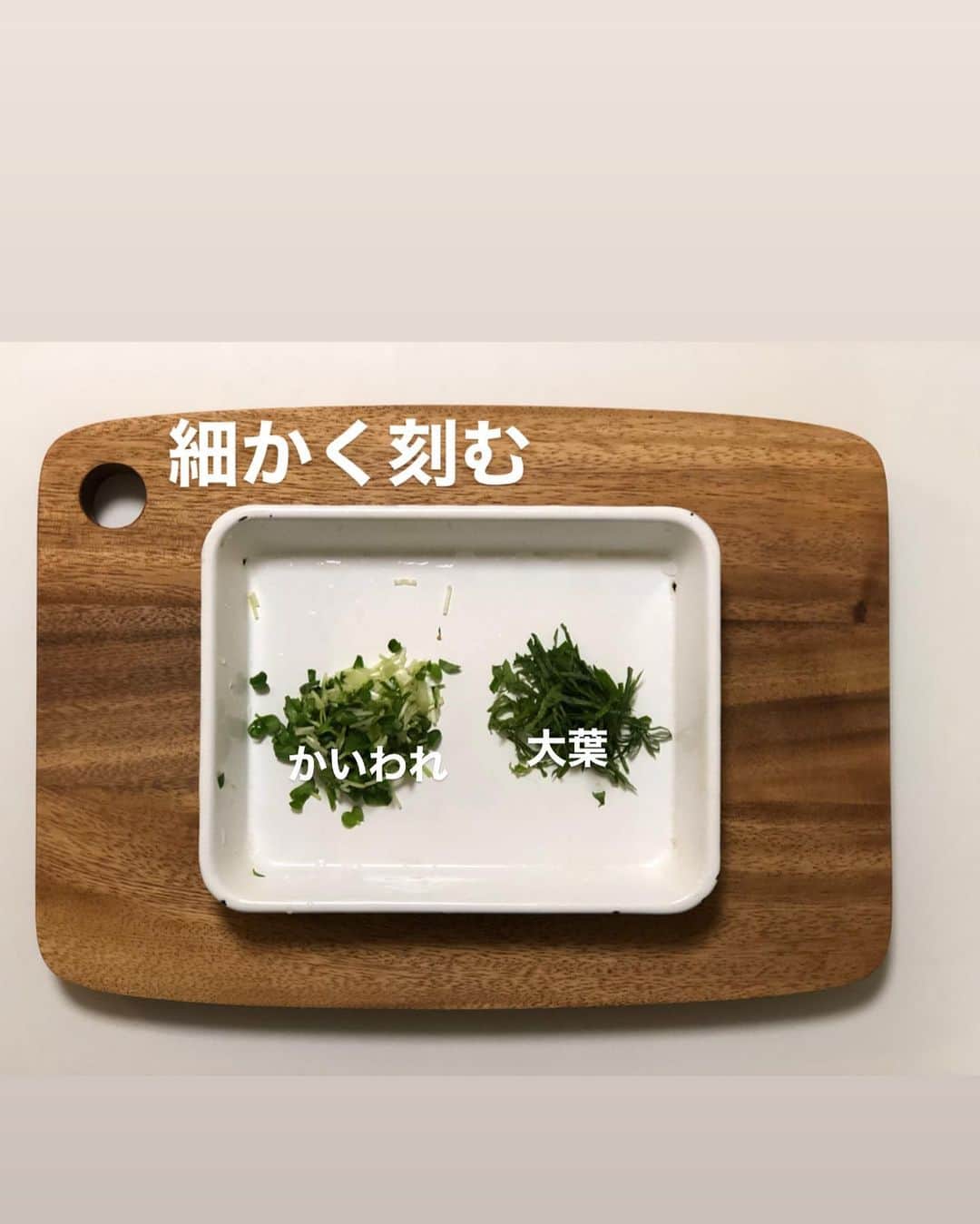 utoshさんのインスタグラム写真 - (utoshInstagram)「【レシピ付き】混ぜるだけキムちく丼！﻿ ﻿ 火を使わない！ちくわを使った混ぜるだけレシピ作りました！﻿ もちろん #在宅楽飯 として考えました！﻿ ﻿ 混ぜるだけで作れるご飯って朝とか、お昼とか、本当にありがたいし、﻿ 子供に作ってもらう事もできますよね。﻿ ぜひ作ってみてください。﻿ ﻿ ﻿ ✔️〈料理のポイント〉﻿ ・ちくわは小さめのお弁当に入れるようなのを選ぶと作りやすい！﻿ ・さっぱりさせたいので大葉やかいわれ大根など、香草をちょい足しするといい。﻿ ﻿ ﻿  この投稿は、かおさん（@cao_life）、ぐっちくん(@gucci.tckb )、﻿ ミッチーさん(@mizukudasai )、トモキさん(@tomoky_take )﻿ と5人でオンライン飲み会をきっかけに企画した在宅楽飯のちくわ縛り投稿です。﻿ ﻿ やっぱりちくわって楽飯としては外せないよね。ということで企画しました。﻿ 今回はいつものかおさんとぐっちくんだけでなく、ミッチーさんとトモキさんがゲスト参加してくれたのがポイントですね。 ありがとうございます！﻿ ﻿ ﻿ レシピはこちら↓﻿ ＿＿＿＿＿﻿ ﻿ 混ぜるだけキムちく丼（2人分）﻿ ﻿ 【材料】﻿ ちくわ 小さめ4本（130g）﻿ キムチ 130g﻿ ﻿ A﻿ ごま油 大さじ1﻿ しょう油 小さじ2﻿ ごま 大さじ1﻿ ﻿ B﻿ 大葉 3枚﻿ かいわれ大根（あれば） 10gくらい﻿ ﻿ 白米 2杯分﻿ ﻿ ﻿ 【作り方】﻿ （1）ちくわを小さめに切る（4等分して、斜めに切る）。Bの大葉は細切り、かいわれ大根も細かく刻み、合わせておく。﻿ ﻿ （2）キムチとちくわ、Aを混ぜ合わせて、丼に盛り、Bの大葉と貝割れを合わせた物を乗せたら完成。﻿ ＿＿＿＿＿﻿ ﻿ ﻿ ぜひ作ってみてくださいね。﻿ No local No food おいしく楽しく！﻿ ﻿ ﻿ #ちくわ #キムチ #ちくわ丼 #スタートUPレシピ #スタートアップレシピ #とりあえず野菜食 ﻿ #ellegourmet#lunch#brunch#breakfast#foodporn#instagramjapan#vsco#IGersJP#onthetable#ランチ#おうちカフェ#うちごはん#暮らし#フーディーテーブル#cooking#おうちごはん#朝ごはん#japanesebreakfast」4月21日 22時50分 - utosh