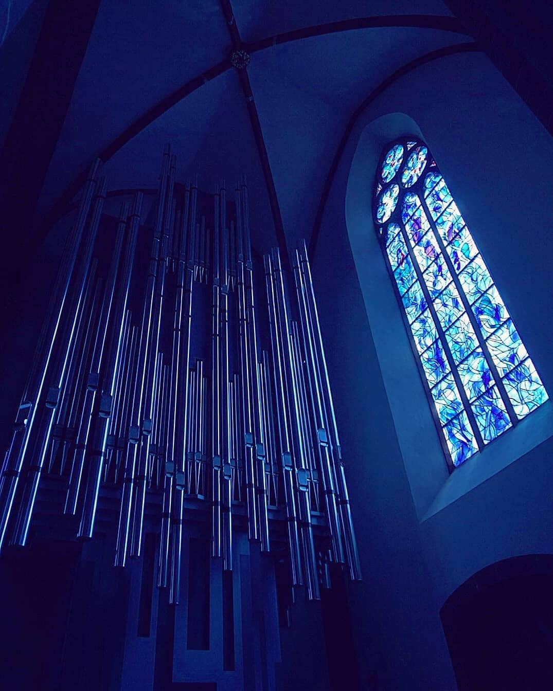 YuhKawasakiさんのインスタグラム写真 - (YuhKawasakiInstagram)「フランクフルトから 日帰りマインツ🚞 . 世界中の教会に行ったけど、 こんな青い教会は 生まれて初めて行きました⛪ . 暗闇なので、 普通に撮影すると 光をとりくんで実際よりも 白く映ってしまい、 せっかくのシャガールブルーを 写真では再現できません😭 . なのでカメラの設定を暗くして、 暖かさをクール設定にします💡 そしたら素人でもいい感じに 青く撮影できますよ📸 . #ドイツ #マインツ #ザンクトシュテファン教会 #シャガールブルー #ヨーロッパ #ヨーロッパ一人旅 #ドイツ一人旅 #ドイツ観光 #神様 #平和 #青い教会 #世界の教会 #トランカー #十字架 #クリスチャン #教会式 #スピリチュアル #冒険 #教会巡り  #シャガール #プロトラベラー #旧市街 #教会ウェディング #大聖堂 #願い #お祈り #聖書 #日帰り旅行 #ステンドグラス #ヨーロッパ旅行」4月21日 22時58分 - yuhkawasaki