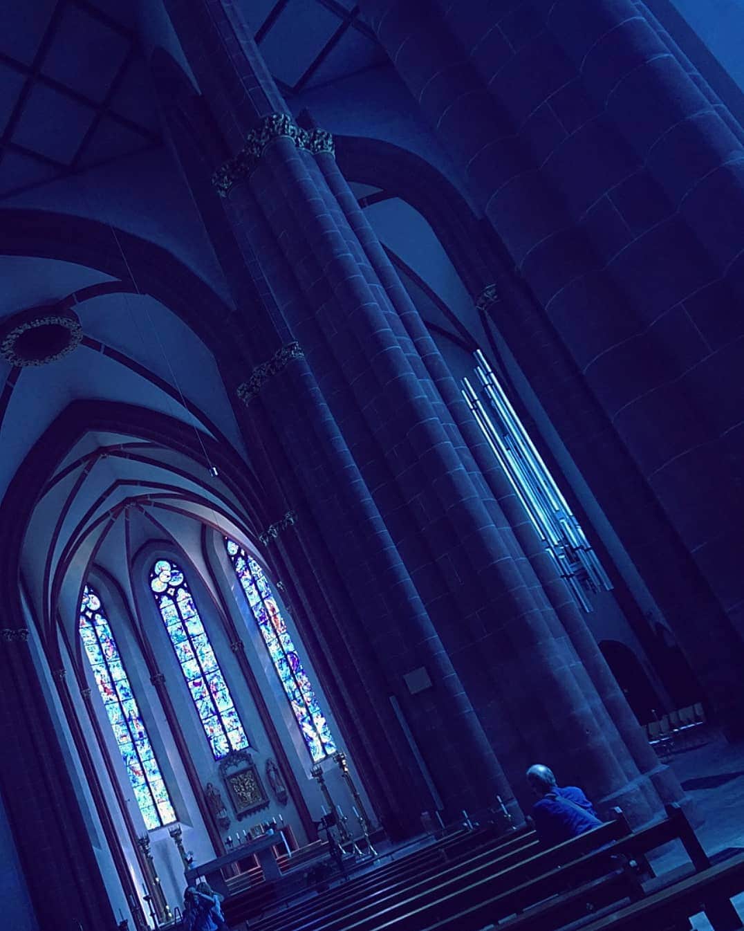 YuhKawasakiさんのインスタグラム写真 - (YuhKawasakiInstagram)「フランクフルトから 日帰りマインツ🚞 . 世界中の教会に行ったけど、 こんな青い教会は 生まれて初めて行きました⛪ . 暗闇なので、 普通に撮影すると 光をとりくんで実際よりも 白く映ってしまい、 せっかくのシャガールブルーを 写真では再現できません😭 . なのでカメラの設定を暗くして、 暖かさをクール設定にします💡 そしたら素人でもいい感じに 青く撮影できますよ📸 . #ドイツ #マインツ #ザンクトシュテファン教会 #シャガールブルー #ヨーロッパ #ヨーロッパ一人旅 #ドイツ一人旅 #ドイツ観光 #神様 #平和 #青い教会 #世界の教会 #トランカー #十字架 #クリスチャン #教会式 #スピリチュアル #冒険 #教会巡り  #シャガール #プロトラベラー #旧市街 #教会ウェディング #大聖堂 #願い #お祈り #聖書 #日帰り旅行 #ステンドグラス #ヨーロッパ旅行」4月21日 22時58分 - yuhkawasaki