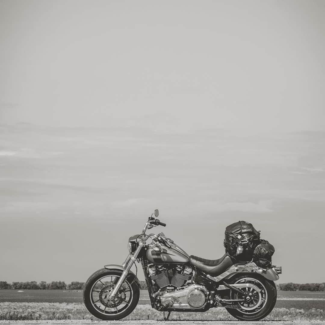 Harley-Davidson Japanさんのインスタグラム写真 - (Harley-Davidson JapanInstagram)「旅の途中で。#ハーレー #harley #ハーレーダビッドソン #harleydavidson #バイク #bike #オートバイ #motorcycle #ローライダー #lowrider #fxlr #ソフテイル #softail #道 #road #ツーリング #touring #空 #sky #雲 #clouds #情景 #scene #highway83 #2020 #自由 #freedom」4月21日 23時10分 - harleydavidsonjapan