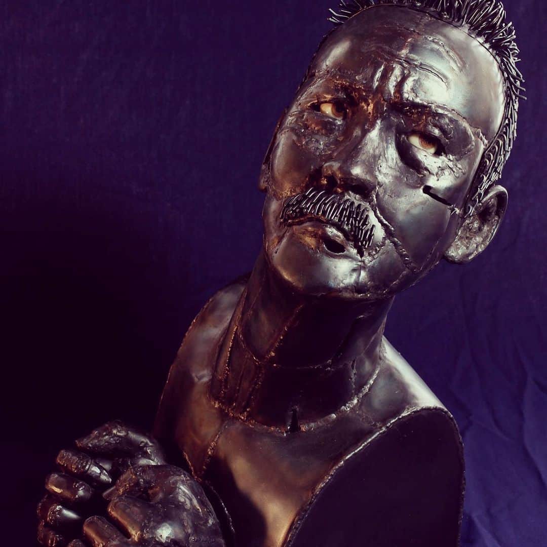 工藤村正のインスタグラム：「『翁になった少年』 鉄の彫刻師、眞壁　廉　作。  Iron Sculptor ©️ REN MAKABE ………………………………………… ……………… … 世界中が大変な時、すべての人に感謝しよう‼️ そして命の尊厳と共に引きこもろう😊 ーーーーーーーーーーーーーーーー  個々の思考性は環境によって大きく変化する、それぞれの知識や知恵もも同様そに基本的な善悪の度合いも大きく違ってくる。  これしき…と思うことでも人によっては大変なことでもある場合が多い。  人間の頭脳が絶え間なく情報を取り入れるが、そこには個々の引き出しの大きさや数の多さが全て違っている。  多くの場合は情報収集とと解析の正確性、バランス構築が出来ないような状況になっている…現代社会の落とし穴でもある。  情報過多＝知識量…とはいかない。そこには知行合一という経験知が伴わなければならない。  しかし知恵や知識を補う叡智＝人道的直感力は時として思わぬ援助の考察を示唆してくれることがある。  ふと内面から聞こえる小さな声に耳を傾けることは人知を越えた忠告でもある…が、そこにはやはり善悪の最終決断を人知が司ることになる。  ゆえに、自己内面への探求なくして自然や,人道にそった考慮や行動は正道を進むにはまだ心もとない結果に結び付く可能性がとてつもなく大きい。  自己の葛藤からの逃避には明確な答えなどは決してその姿を現すことはない。  右から左へと意見も責任も変幻し,責任転嫁に奔走する国家や企業…  まずは哀れな者たちの必死な自己保身は、日本文化の衰退を目の当たりする。  多くを恨んだり、おとしめたり、憎悪に明け暮れる生活は、逆にそのもの達へ、時間や自分の幸せになるべき思考、夢や希望をも犠牲にする猶予も与え続けているのと同じです。  人を恨まば穴二つ… 自分の周りに穴を掘り続けることは何も楽しくもなく、幸せになれるわけでもない。  哀れで卑しい精神しか持ち合わせていない命までも乞食になりさがった連中をこの先も家族同様に日々考えて脳みそを使い思考を巡らせる… 過去の遺物にもならないカスの為に時間をプレゼントするのは愚かな事です。  過ぎた事は切り捨て御免で忘却の彼方に消えたものとして、哀れと許し忘れる事です。  あとは必ず天の采配が待っているのです。 善かれ悪しかれ…です。  それよりも何よりも、いかに笑い飛ばせるかを想い考え、楽しく生きることを、自分たちのために時間を使う事に専念するのです。  馬鹿や詐欺師などと遊んであげる必要は全くない‼️ 前後裁断、今ここ、今をいかに生きるかが1番大切な事です。  今日は過去の原因の結果、今日は未来への原因作りの時です‼️ 村正語録より」