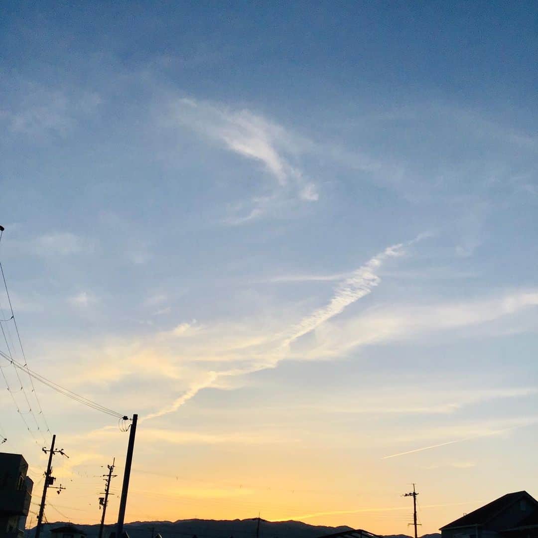 牧野誠三さんのインスタグラム写真 - (牧野誠三Instagram)「近所を散歩して、ふと見上げる。太陽が沈む。今日も何事もなかったように。 空は秋の様な雲。半年後の秋の頃も変わらないでしょう。 でも皆んなが笑ってる季節になっていてほしいです。 #ytvアナウンサー  #ytv  #牧野誠三　#sky #秋の空 #日が沈む #散歩 #コロナさらば」4月21日 23時25分 - makino_seizo_freeter