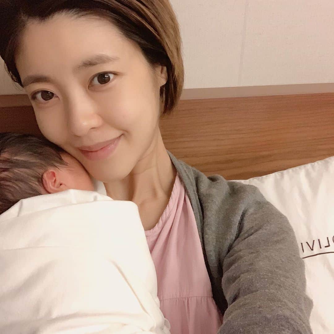 イ・ユンジのインスタグラム：「너와 함께 맞는 다섯번째 밤. 고마워. 건강히찾아와 내게안겨주어서 #라돌#향보관원해요#신생아냄새#유리병에꼭꼭담아놓고싶은너의향기#근데#내큰딸냄새도맡고싶어#밤마다눈물이나#내큰딸라니#영원한내아가#엄마잘조리하고갈께 #코로나때문에엄마랑단둘이#조리원합숙」