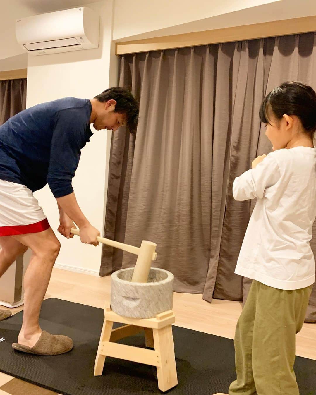 岩隈久志のインスタグラム：「夕食後に餅つきをしました！ 最後のムービーは勢いで餅が飛んで来ました😂 こども達が楽しそうで嬉しかったですが、僕も楽しかったです！ 臼と杵もしっかり消毒しましたが、念の為、餅はあたため直して食べましたが、美味しかったです^_^ 今日も一日皆さんお疲れ様でした。 明日も感染に気をつけながら、自主トレ頑張ります。  We made a mochi after dinner! Enjoyed with my family!  #stayhome #mochi」
