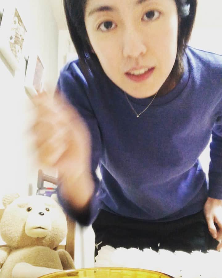栗原文音のインスタグラム：「マグカップチャレンジ✨ この前ストーリーでも上げたマグカップチャレンジ！！ テイク4…🤣⁉︎でやっと🤪 なかなか難しかったです💦  今は日々家にいて誰とも会うことのできない日々ですが… 今までできなかった料理に挑戦したり、久しぶりに家でのトレーニング？ぽい事したり、色々な事に挑戦もしてます🌸 時間を大切に！ 自分を見つめ直す大事な時間！ 毎日みんなで楽しいこと考えて！ 今だから出来ることもを考えて！ みんなで乗り越えましょう✌️✨ 是非みなさんも挑戦してみてください^ ^ そして私も更に色んなことに挑戦して行こー！ おーっ！！！！！！✨ #stay home#栗原 文音#マグカップチャレンジ#みんなで乗り越えよう#じぶんを見つめ直す時間###今だから出来ること#挑戦#早くみんなに会いたい#明るい未来#料理初心者#女子力あげる」