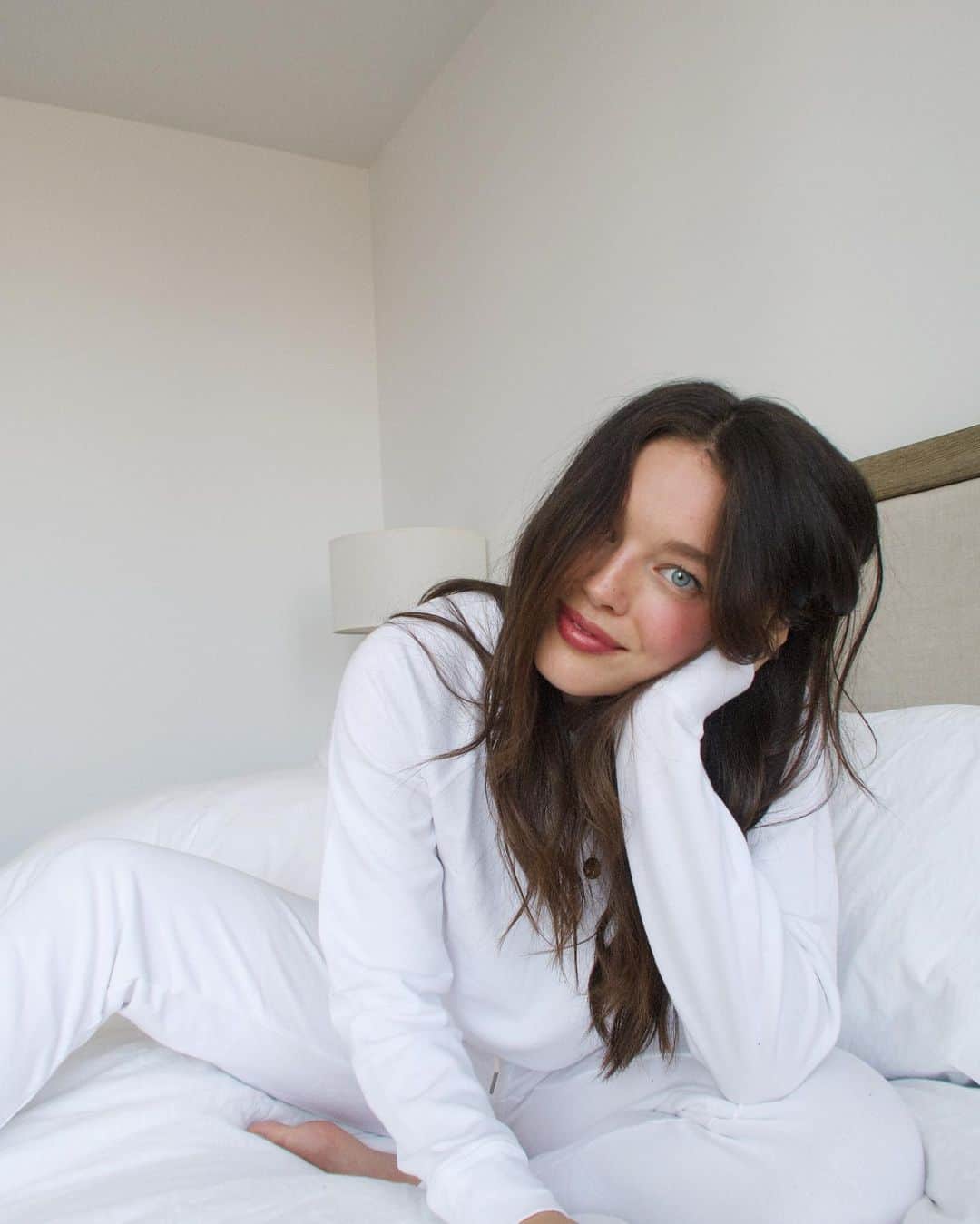 エミリー・DiDonatoのインスタグラム：「This pristine all white tracksuit is my riskiest #ootd yet. 😂 🕊 @mate_the_label  PS @mate_the_label has developed and produced a 3-layer protective mask made out of 100% cotton. With your help, they will be raising funds that are needed to produce and distribute these masks to doctors, nurses, homeless shelters and grocery store employees that are in need. If you shop with them, please consider donating a $3.50 mask at checkout! ❤️ Link to tracksuit in stories!」