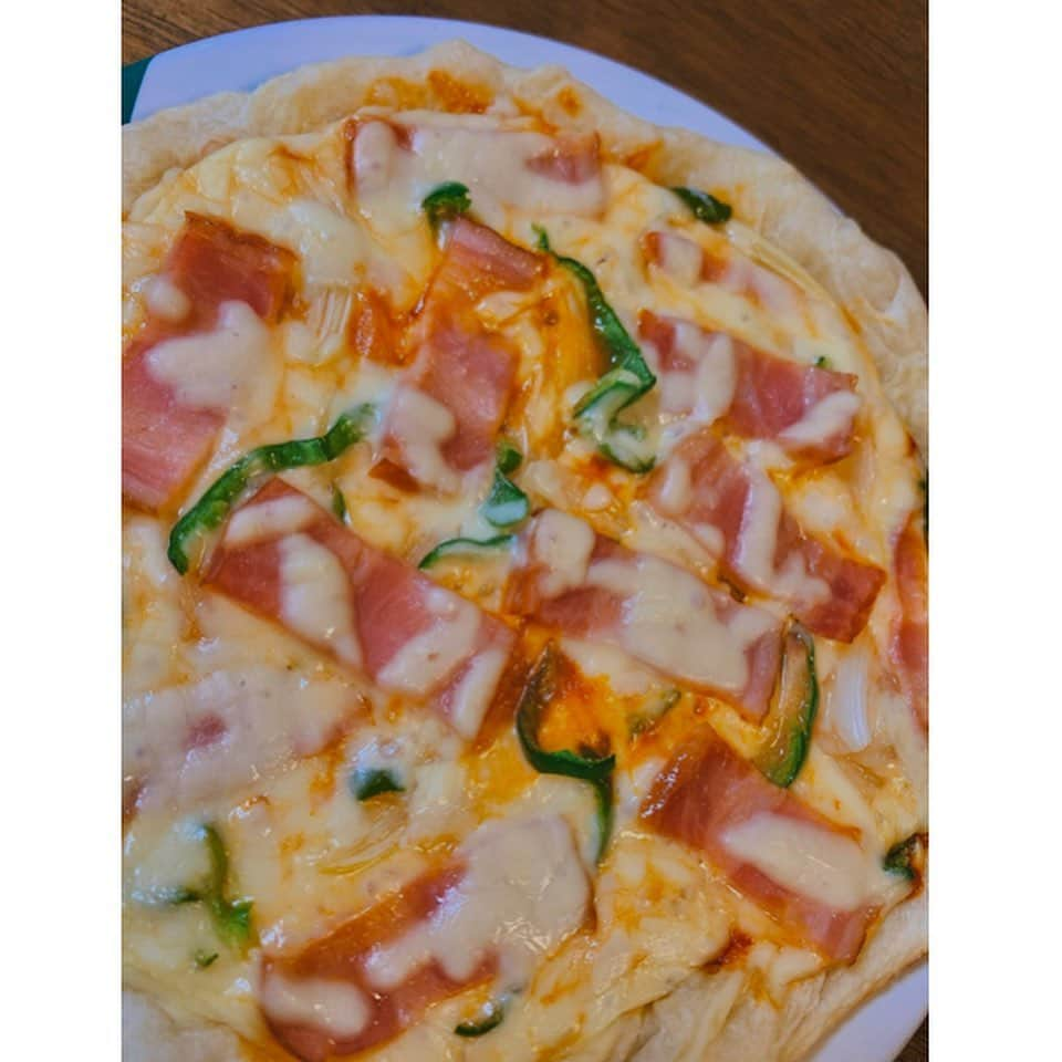 鵜野みずきさんのインスタグラム写真 - (鵜野みずきInstagram)「. ランチにpizzaを作ってみました👩‍🍳 . 生地をのばすのが楽しかった(*ˊ˘ˋ*)♪ . . . #ピザ作り #手作りピザ #ピザ🍕 #料理 #cookingram #クッキングラム #おうちカフェ #おうち時間」4月21日 23時36分 - 3iikitty