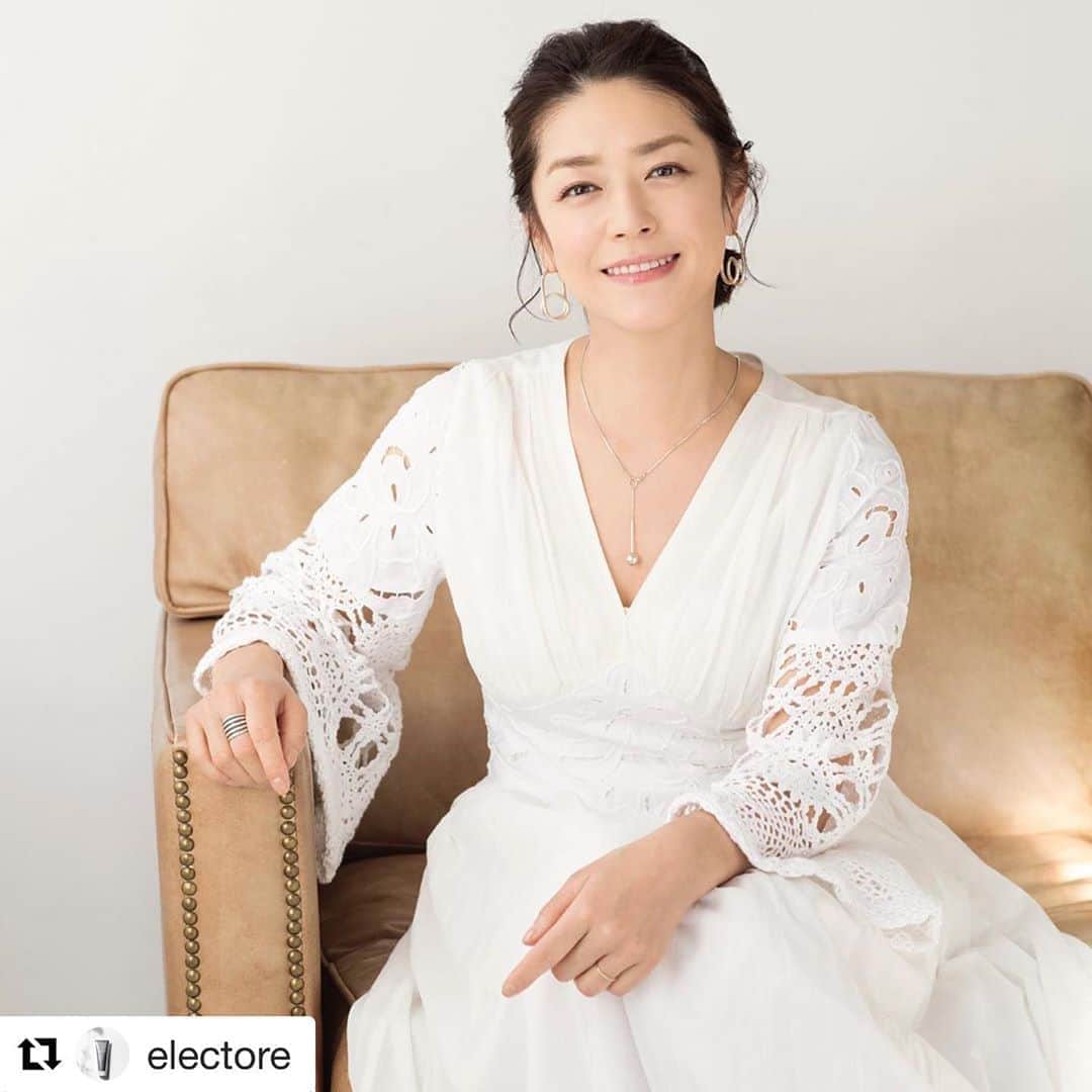 加藤紀子のインスタグラム：「毎月書かせて頂いている エレクトーレさんHP内エッセイ 「エスプリカフェ　プラス」 先日迎えた100回を記念して 会員誌にてインタビューして頂きました。  約9年、毎月… なかなかの時間が経ちましたが それでも尚、毎日使い続ける理由など、語らせていただきました。  HM 松田みほさん stlyng 岡田早苗さん 素敵に仕上げくださりありがとうです！  #Repost @electore with @get_repost ・・・ ＜エレクトーレ　トータルビューティー＞ 加藤紀子エレクトーレコラム「エスプリカフェ」 ～100回記念インタビュー～ . 9年近く続いている加藤紀子さんの連載「エスプリカフェ」 毎回さまざまな体験談と共に、エレクトーレへの愛にあふれるコメントをいただいています。 . ▼詳しくは公式サイトからご覧いただけます https://www.ellebeau.com/electore-journal/n_kato/index_sp.php . #エレクトーレ#electore#エレクトーレジャーナル#electorejournal#お客様情報誌#会報誌#美容#化粧品#コスメ#フェイストリートメント#ミネラルオーレ#10秒ケア#エイジングケア#加藤紀子#エスプリカフェ#コラム#インタビュー#100回記念」