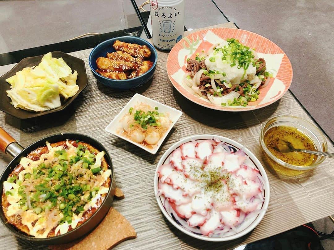 岡田栞奈のインスタグラム：「居酒屋「岡田亭」はじめました🥴🍶💗 本日のメニューはこちら ______________________・ ・ ・タコのカルパッチョ ・うずらの白だし煮 ・山芋焼き(お好み焼き風) ・塩にんにくキャベツ ・玉ねぎ入りおろし牛ポン酢 ・手羽中甘辛炒め ______________________  お家飲み最高🏠✨ #宅飲みメニュー #お家居酒屋 #居酒屋メニュー #料理 #お酒好きな人と繋がりたい  #おつまみメニュー #お家時間 #主婦 #家族の時間 #夫婦生活 #自粛生活 #かんなごはん」