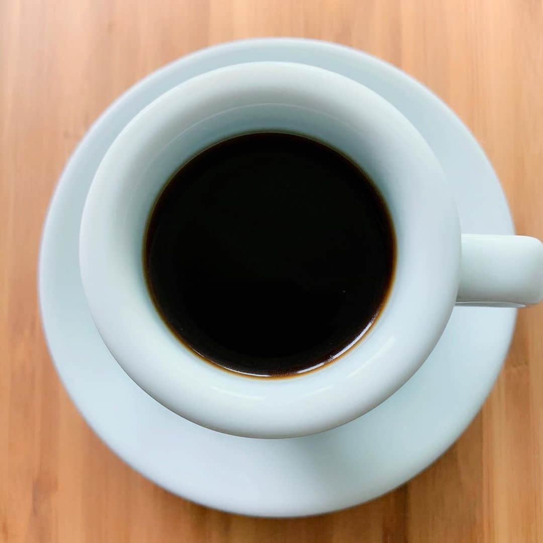小西真奈美さんのインスタグラム写真 - (小西真奈美Instagram)「美味しいコーヒーが 入りましたっ☺️☕️ でも香りに誘われて 勢いよく飲んだら 熱すぎたっ💦  猫舌の皆さん、お気をつけて(^◇^;) 今日も皆さんにとって 素敵な１日になりますように✨  #hope #smile #love💗」4月22日 10時47分 - manami.official