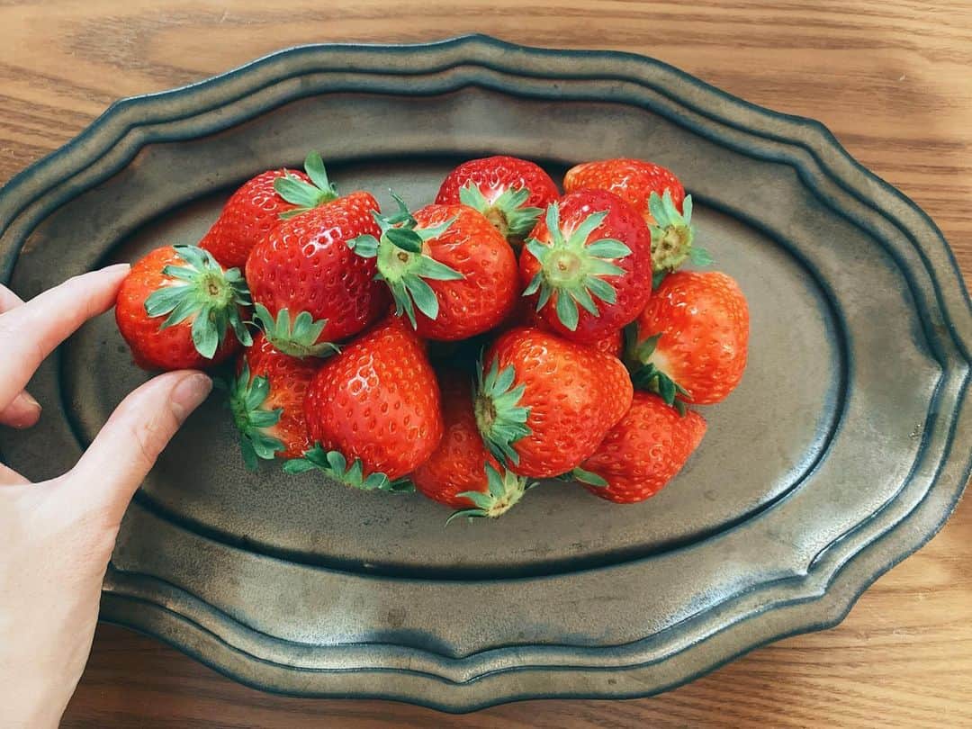 naomin0227さんのインスタグラム写真 - (naomin0227Instagram)「美味しい美味しい苺を頂いて、朝から娘と取り合い🍓✨ まるで宝石のようだわ💎💎💎 #strawberry いちご#苺#さがほのか」4月22日 9時28分 - naomin0227