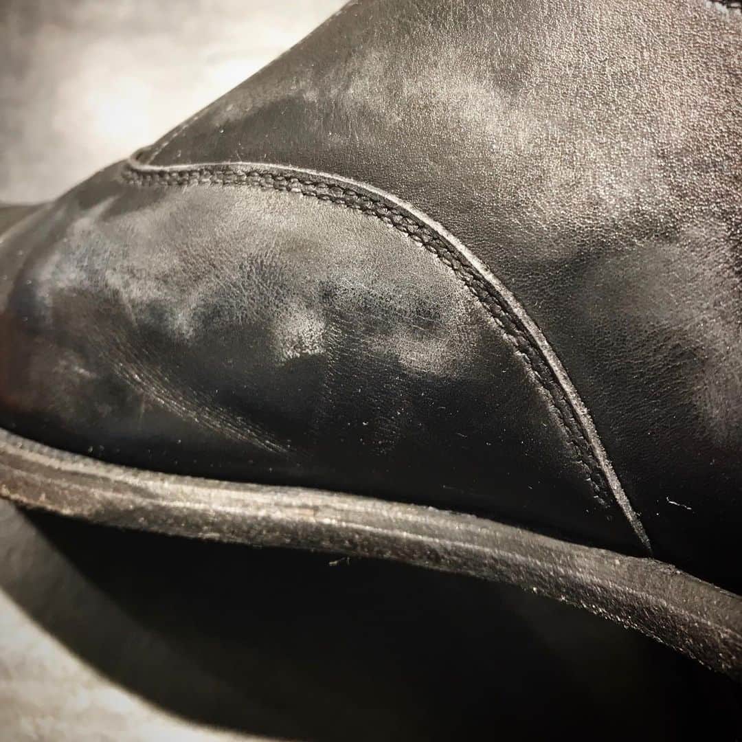 m.mowbrayさんのインスタグラム写真 - (m.mowbrayInstagram)「急な雨に打たれて、履いていた靴が濡れてしまった。乾いて様子を見ると、塩浮きが・・・。この症状を改善すべく、【M.MOWBRAY　サドルソープ】で丸洗いに☆  ーーーーーーーーーーーーーーー  本日使用したアイテム ・M.MOWBRAY サドルソープ(900円+税) 表革靴用丸洗い石鹸  ーーーーーーーーーーーーーーー  #MMOWBRAY #mmowbray #shoecare #shoeshine #leather #RandD #RandDshoecare #エムモゥブレィ #靴磨き #革靴 #革製品 #シューケア #シューシャイン #アールアンドデー #おうち時間 ＃おうちで靴磨き　#サドルソープ」4月22日 9時35分 - m.mowbray