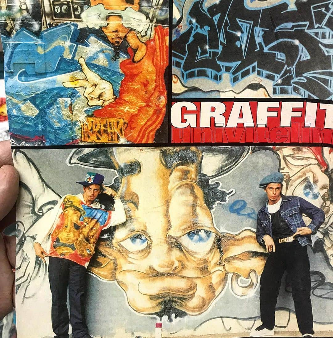 osgemeosさんのインスタグラム写真 - (osgemeosInstagram)「Matéria de revista / início dos 90 ... #osgemeos #bboys #djs #mcs #graffwriters #barrymcgee」4月22日 9時38分 - osgemeos