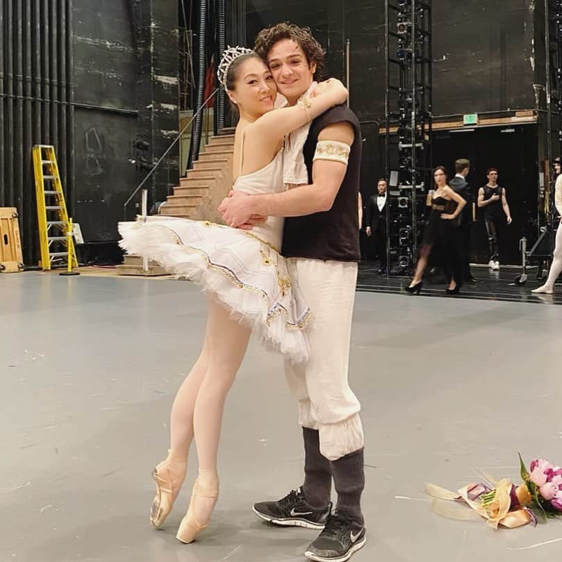 のインスタグラム：「San Francisco Ballet Opening Night Gala 2020! I miss dancing with my favorite person on the earth @_angelogreco_ 💗 @sfballet サンフランシスコバレエ　オープニングナイトガラ2020より。舞台に立てる日が一日でも早く来ますように🙏🏻 #shelterinplace  #ballet #ballerina #ballerinalife #happy #happiness #dance #art #幸せ #バレエ #バレリーナ #rehearsal #work #season #covid_19 #homeworkout #sfb #openingnightgala #shelterinnplacelife #サンフランシスコ　#屋内避難生活　#class #socialdistance  #quarantineworkout」