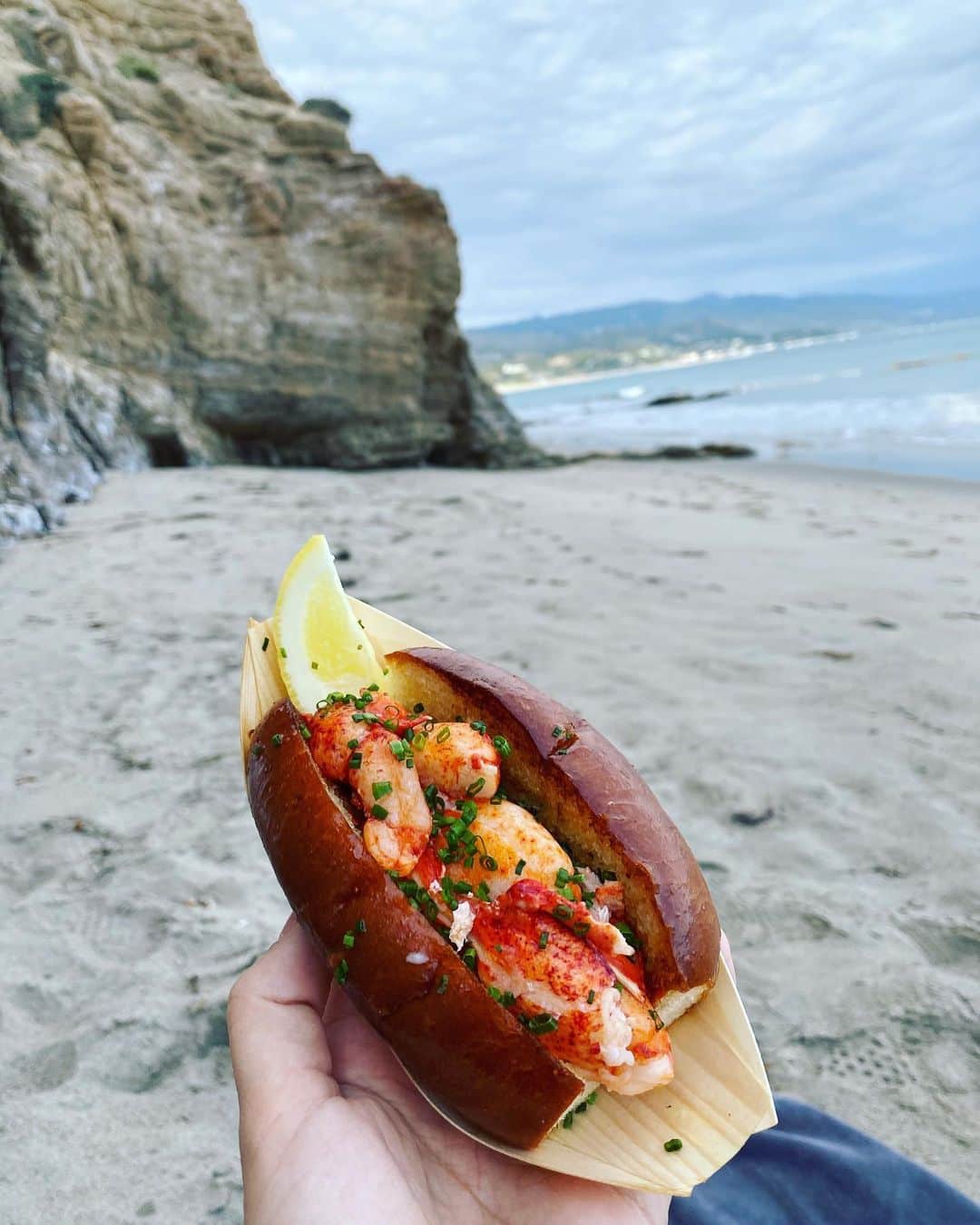 マリア・シャラポワのインスタグラム：「Drive thru’s have never looked this good. Weekends birthday memories visiting our friends private little beach cove minus the friends ☹️, and quickly devouring lobster rolls before hitting the road again. 💨👌🏼🦞」