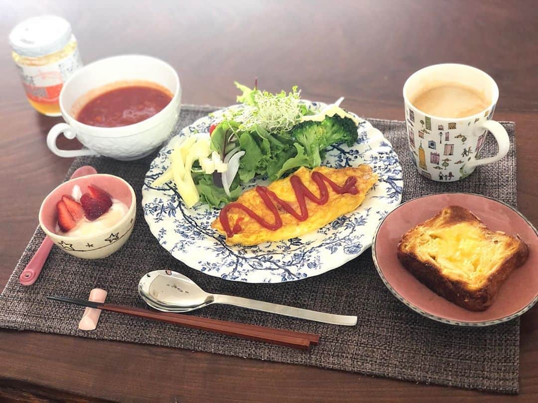 月央和沙さんのインスタグラム写真 - (月央和沙Instagram)「うちの朝ごはん👆🏻✨ . #チーズオムレツ #野菜トマトスープ #パン #ヨーグルト #コーヒー #今日も楽しく #家で過ごす」4月22日 9時53分 - kazusa_tsukio