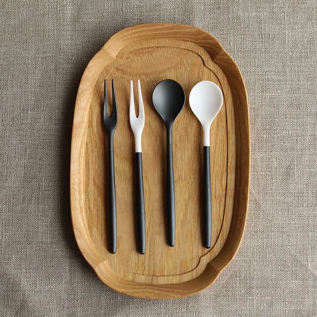 キナリノさんのインスタグラム写真 - (キナリノInstagram)「. ＼キナリノモール／ZIKICO｜SUMU Coffee Spoon . －－－－－－－－－ 磁器×ジルコニア、さわり心地よくスマートなコーヒースプーン . ヨーグルトやゼリーにもちょうどいいサイズ。まるい形がかわいらしいですね♪ 一般的な金属のカトラリーに比べ約50%程軽いカトラリー。 ジルコニアは金属イオンを放出せず、金属アレルギーを起こす心配がありません。料理の味を損なうことも無いので、金属や木のカトラリーでは味が気になってしまう…という方にぴったりです。 カラーは、ホワイト、ブラックの２色をご用意しました。 「SUMU Fruit Fork」とセットで揃えても素敵です* . －－－－－－－－－ https://kinarino-mall.jp/item-49300 . . ▶画像をタップすると詳細情報をご覧いただけます。 . ▶プロフィールの「インスタ掲載」ボタンから、ご紹介商品をまとめてご覧いただけます。→@kinarino_official . ▶キナリノアプリでも販売中！ 「お買いもの」→「インスタグラム掲載アイテム」 ※ダウンロードはプロフィールリンクから→@kinarino_official . . #キナリノモール #キナリノ #丁寧な暮らし #暮らし #カトラリー #スプーン #フォーク #おうちカフェ #お家カフェ #コーヒータイム #シンプル #ティータイム #趣佳 #ZIKICO #Spoon #CoffeeSpoon #coffeetime #teatime #simple #table #instagood .」4月22日 10時00分 - kinarino_official