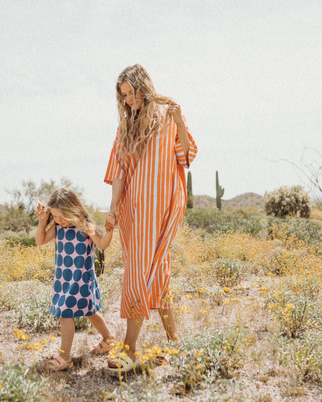 Amber Fillerup Clarkさんのインスタグラム写真 - (Amber Fillerup ClarkInstagram)「Thankful for fresh air with my mini! Wearing coordinating looks from the new @uniqlousa x @marimekko collection launching Thursday. More in my stories! ❤️ #uniqlopartner #UniqloxMarimekko」4月22日 10時03分 - amberfillerup