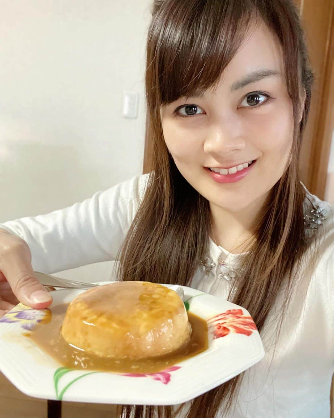 野本愛さんのインスタグラム写真 - (野本愛Instagram)「昨日は初めてプリン作ったよー😃🍮✨✨﻿ ﻿ 茶碗蒸しの器にカラメルソースと﻿ プリン液作って入れて﻿ 電子レンジでチンしたりできた😊💕﻿ ﻿ 「だれうま/学生筋肉男子」さんが﻿ YouTubeでレシピ載せてるよ😊❣️﻿ ﻿ プリン初めて作ったから、﻿ カラメルソースが固まらなかったけど、、、﻿ 味は美味しくできた😆😆✨﻿ ﻿ 紅茶は大好きな @ninasmarieantoinette 💕﻿ 紅茶大好きすぎるから、﻿ もっと色々試したい✨﻿ ﻿ おうち時間があるうちに﻿ いろいろな料理作れるようになるといいな❤️﻿ ﻿ 次は甘酒パンに挑戦する予定🍞﻿ ﻿ 普段仕事あるとどうしても﻿ 仕事優先になっちゃうから﻿ 料理楽しみたいなー❣️﻿ ﻿ @tokyo_joshibu﻿ #わたしのおこもりアイデア﻿ #東京女子部 #おうちカフェ﻿ #外出自粛 #手作りプリン #簡単料理 #料理女子 #今日のスイーツ #今日のおやつ #紅茶好きな人と繋がりたい #お菓子作り #おうち時間を楽しむ #stayhome #homecafe #honecooking #pudding」4月22日 10時05分 - himemode