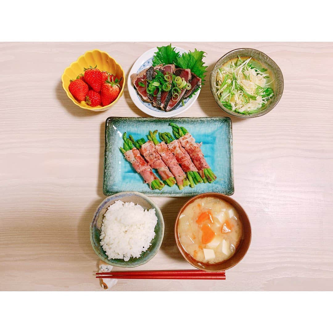 澤口実歩さんのインスタグラム写真 - (澤口実歩Instagram)「昨日の #晩ご飯 です。 和食ばかりなのは、 和食が好きだからです。🥢🍚 . #おうち時間 #おうちごはん #アスパラベーコン巻き #カツオのたたき  #サラダ #いちご #stayhome #和食」4月22日 10時09分 - miho_sawaguchi