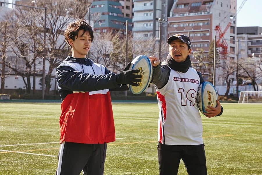 君島良夫のインスタグラム：「田口淳之介(@junnosuke_official)とキックセッション🏉 JTファンクラブ向けのWeb会報誌でJT KICK CHALLENGEとして載っているようです。 #田口淳之介 #JT」