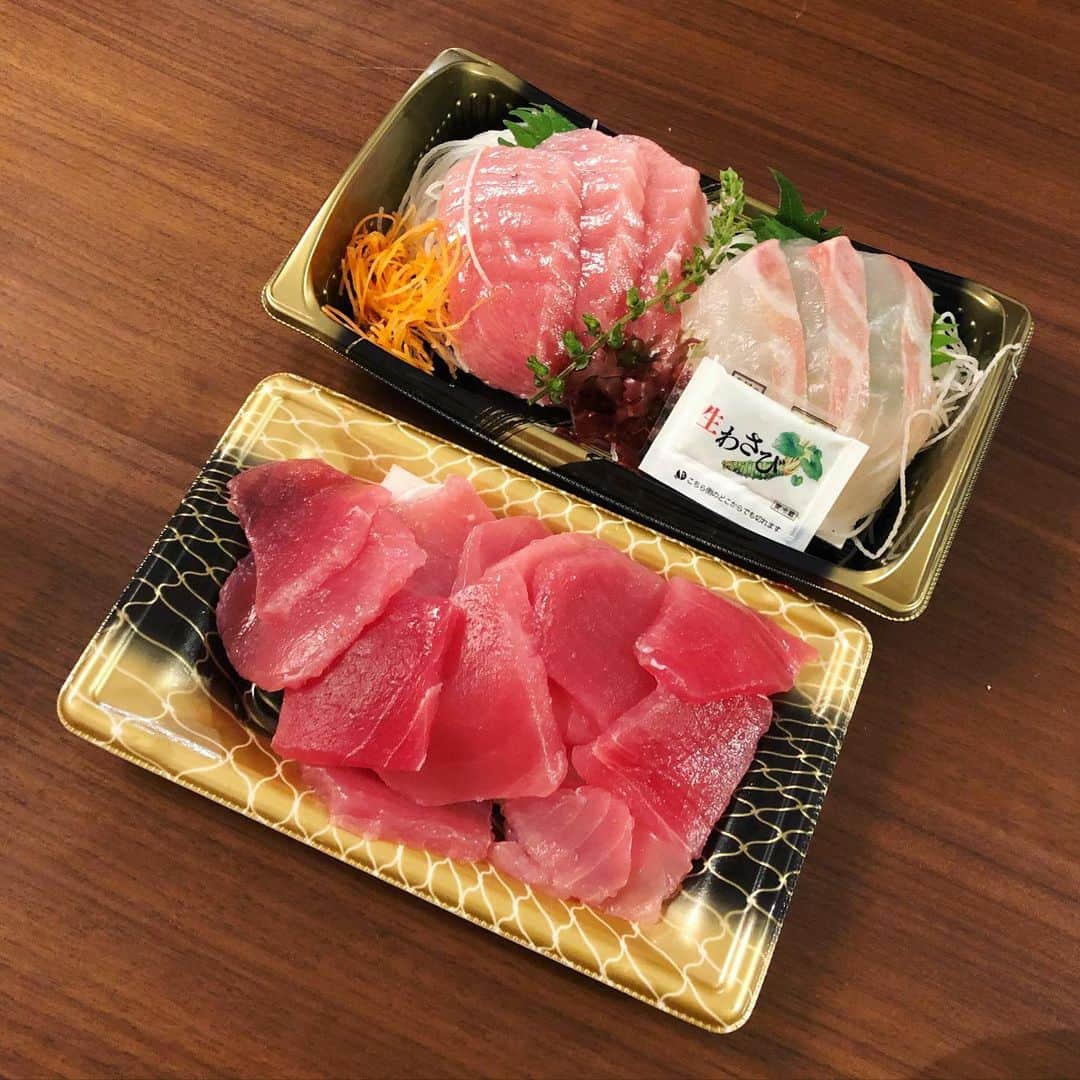 岡田育さんのインスタグラム写真 - (岡田育Instagram)「The rumor is true. Since many of renowned sushi restaurants have been closed for months, instead highest quality sashimi has been flown to everyday’s supermarkets in Tokyo. Around $12 for these two plates, is just incredible. Can’t be back to NY style diced poké bowls anymore... . 🏠🐟🏠🐟🏠🐟🏠🐟 . もちろん自炊もしてますけど、それはそれとして刺身のクオリティやばくないですか！？ 日本ではこのくらいが標準だっけ……自粛休業中の鮨屋に回っていたはずのブツが商店街の魚屋やスーパーに下りてきてるらしいが……。こんな非常事態でも食が豊かすぎるよね。調子狂う。買って出しの衝撃をお届けします（せめて皿に盛れ）。」4月22日 10時19分 - okadaic