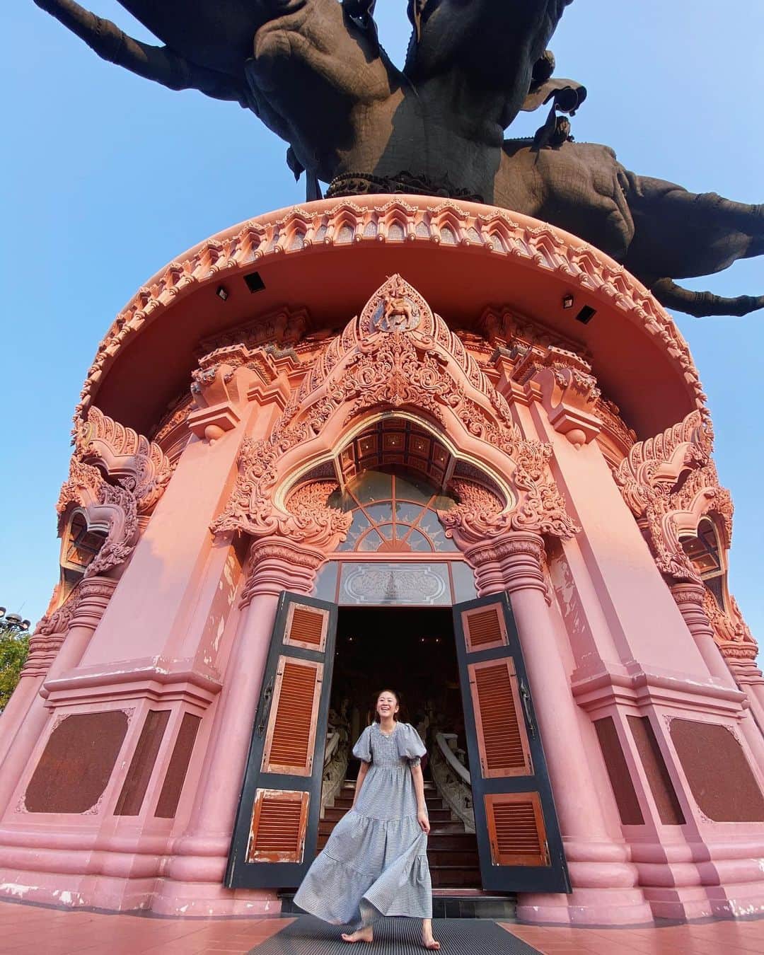 Little Sunny Biteさんのインスタグラム写真 - (Little Sunny BiteInstagram)「旅行に行きたいなぁ🙄 これはこの前行ったバンコクのErawan Museumという場所で、とても綺麗で大きいピンクの建物と象がたくさんありました💕 また旅行に行けますように カメラロールを眺めて妄想旅行✈️💗　#tbt #bangkok #erawanmuseum ワンピース は　@littlesunnybitestyle だよ！もうすぐ発売だよ :))」4月22日 10時19分 - littlesunnybiteyoppy