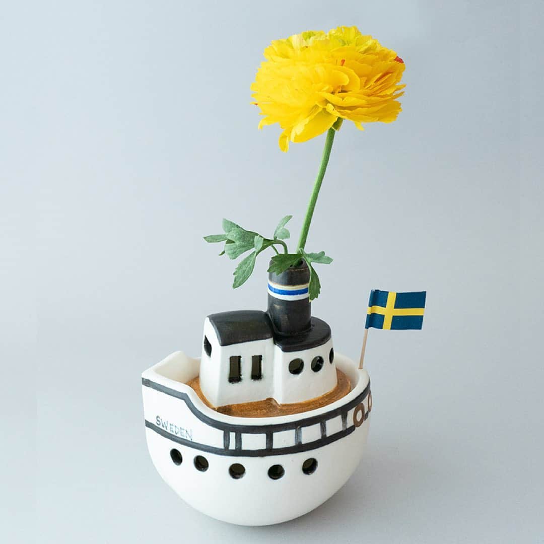リサラーソンさんのインスタグラム写真 - (リサラーソンInstagram)「”グスタフスベリ ボート”﻿ スウェーデンのグスタフスベリを渡るボートがモチーフとなった作品です。﻿ ボートの上部が開くようになっているので、キャンドルを入れると﻿丸い窓から炎がゆれて、まるで浮かんでいるボートのように見えます。﻿ 写真のように、お花を一輪かざって花瓶として飾ったりしても素敵です。﻿ ﻿ ================﻿ トンカチストアはプロフィールのリンクよりご覧いただけます。﻿ →@lisalarsonjp ﻿ ﻿ ▶️TONKACHI STOREでもリサ・ラーソンの情報をお届けしております。﻿ ぜひフォローしてくださいね。﻿ @tonkachi_store﻿ ﻿ #tonkachi #トンカチ #🔨#lisalarson #リサラーソン #エレオノールボストロム #マリアンヌハルバーグ #陶器#北欧 #北欧雑貨#インテリア#インテリア雑貨 #スウェーデン #sweden #陶器  #雑貨 #インテリア #インテリア雑貨 #トンカチストア #花瓶#wardrobe #flowervase #vase #boat #ボート #キャンドル」4月22日 10時31分 - lisalarsonjp