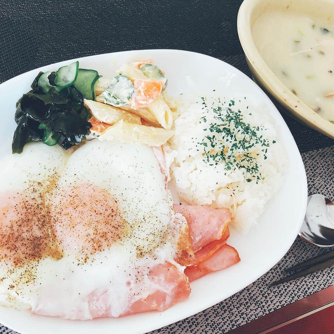 荒浪和沙のインスタグラム：「今日の朝ごはん。  きゅうりとわかめの酢の物食べ切るために盛り付けたけど合わない。笑  胡椒かけすぎちゃった〜。 美濃焼ほしい。お洒落な器集めたい。  #妊娠34週目　#朝ごはん」