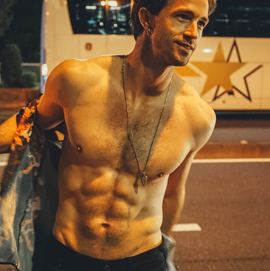 ジョサイア・ハーリーのインスタグラム：「4 MIN Daily Abs with me = going shirtless whenever you want. If you’re into that sort of thing. I know I am😂. Going LIVE again today at 12:15 JST here and on FB. #absworkout」