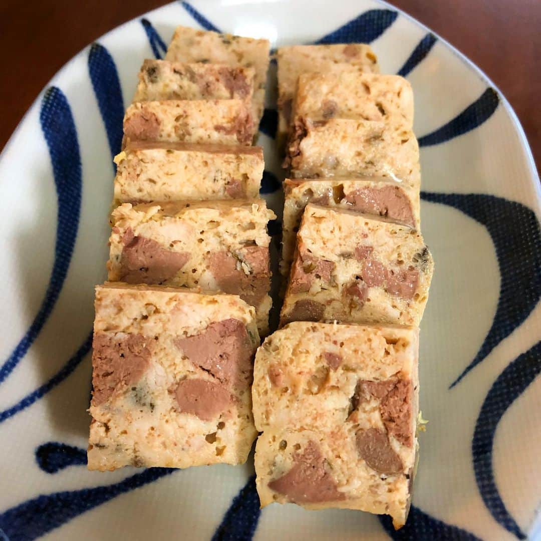 井原早紀のインスタグラム：「久しぶりに作ったパテドカンパーニュ♩ 夫が家にいる時間が増えたから、料理に時間がかけられる😃けど、毎日の献立に悩む。。 #パテドカンパーニュ#手作り#うちで過ごそう #晩ごはん#おうちじかん#外食したいけど#子育て#男の子ママ」