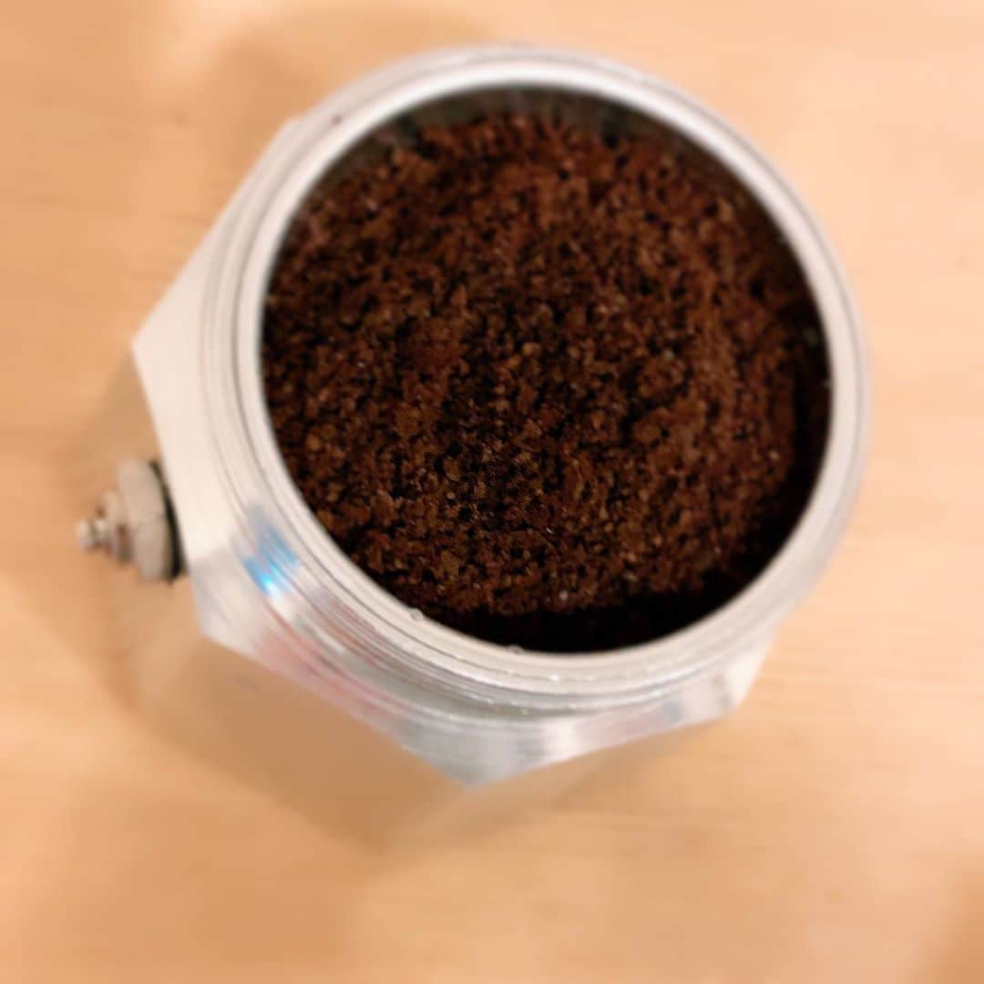小西真奈美さんのインスタグラム写真 - (小西真奈美Instagram)「うちにはマシーンが無いので、 かなりアナログな煎れ方の 直火式エスプレッソの器具に、 挽きたてのコーヒー豆をセット☕️」4月22日 10時41分 - manami.official