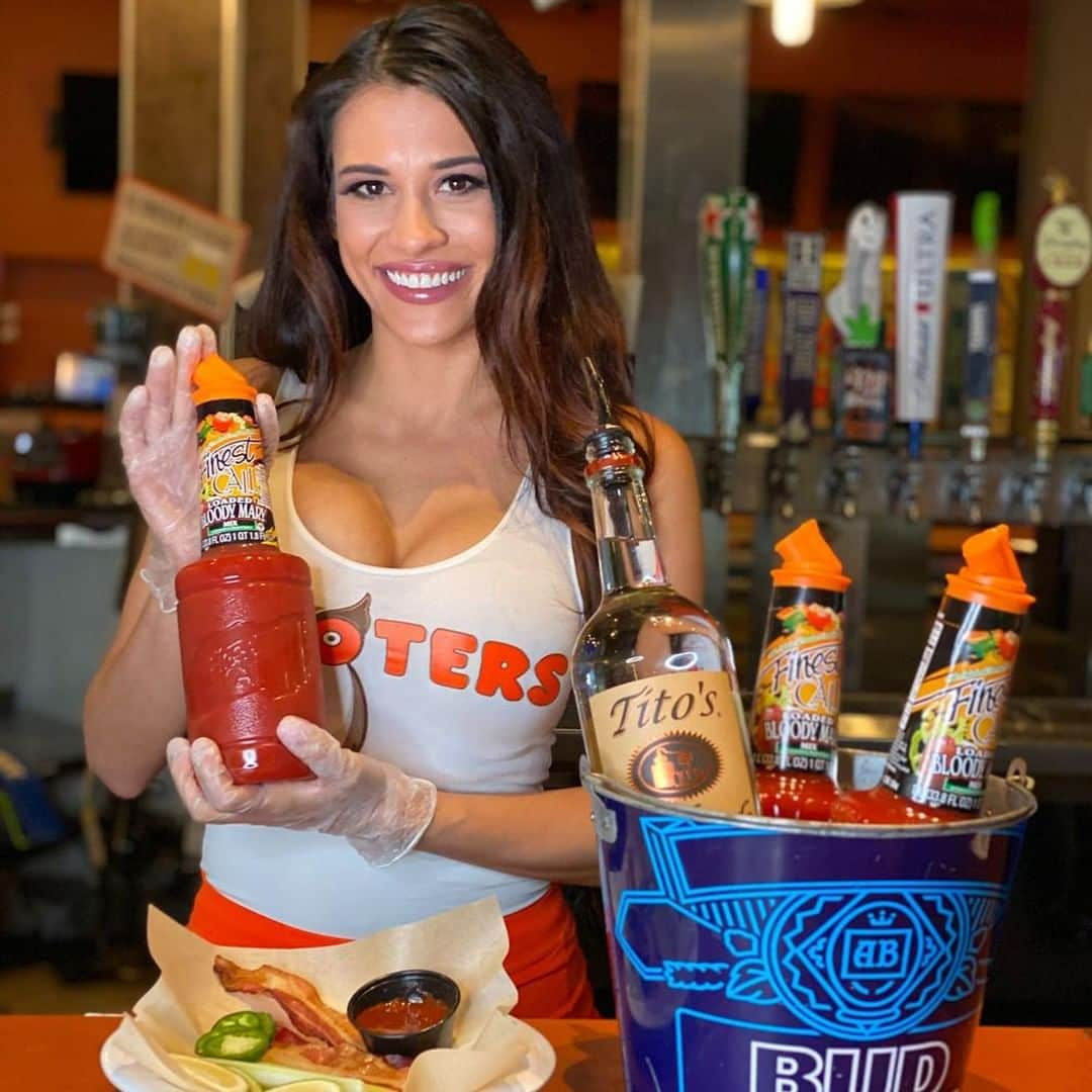 Hootersさんのインスタグラム写真 - (HootersInstagram)「Introducing our new Drink Kits! We got Margs. We got Bloody Marys. We got Piña Coladas. Each $25 Drink Kit includes 2 bottles of mixer, 1 bottle of @HootersSpirits and an easy to follow recipe card.  Order a Drink Kit curbside with your next food order! Your house, your rules, your drinks. *Offer details may vary by location. Participating locations only.」4月22日 1時47分 - hooters