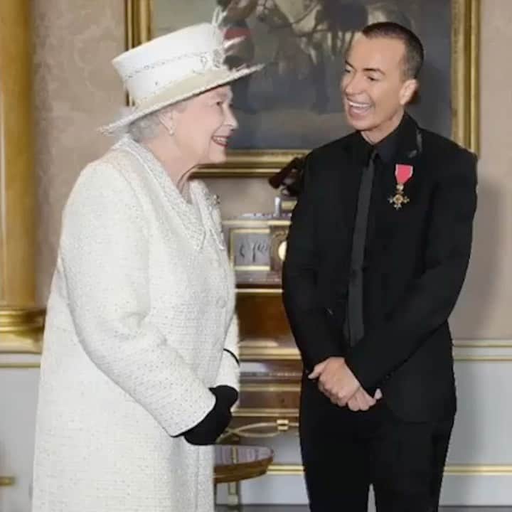 ジュリアンマクドナルドのインスタグラム：「Wishing Her Majesty, Queen Elizabeth II a Happy 94th Birthday, a woman of an unmistakable style and elegance.  On the 10th of June 2006, I was awarded an OBE by Her Majesty herself at Buckingham Palace in the Queen's Birthday Honours, for outstanding contribution to the Fashion industry.  It has always been an honour to be an Ambassador representing my country, Great Britain. JULIEN MACDONALD OBE.」
