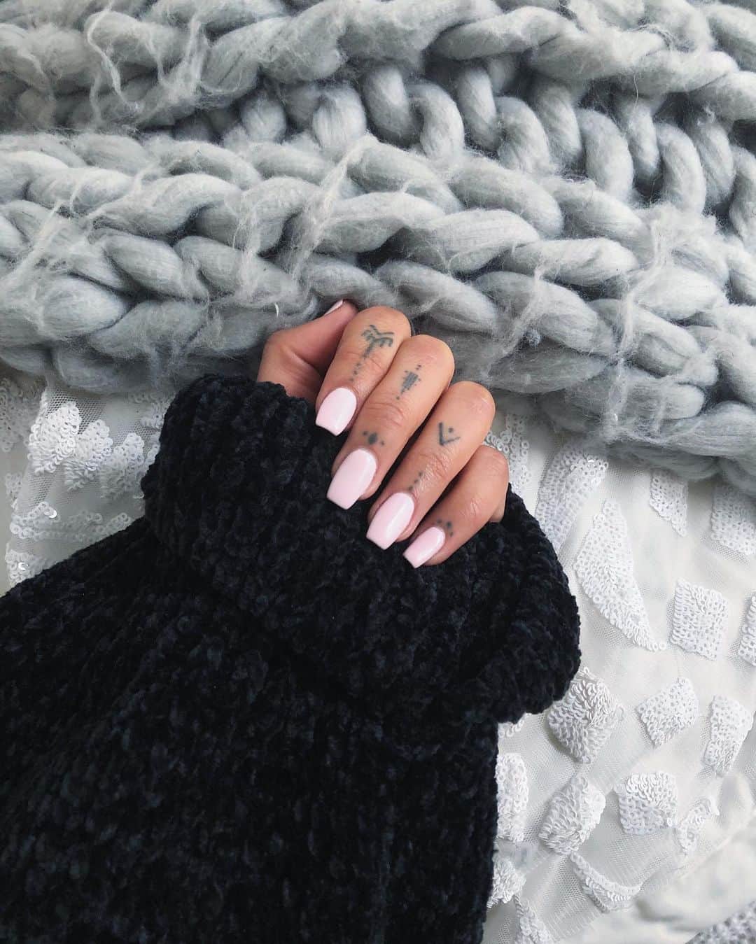 ジェイデ・ピアスのインスタグラム：「Changed my nail colour again. Im getting better at this 😎」