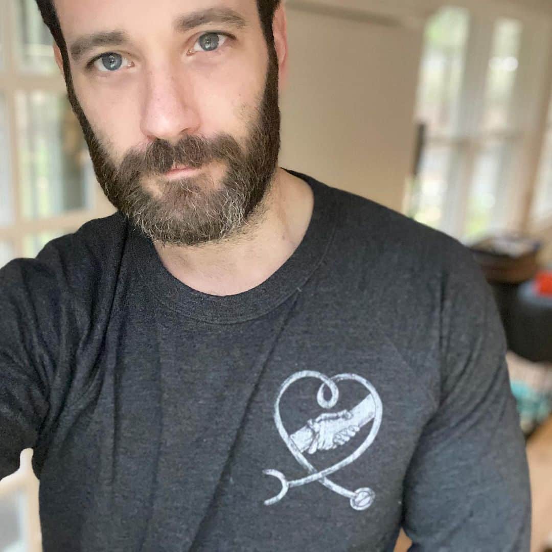 のインスタグラム：「🚨 UPDATES🚨 ————————————————— 1) There are new designs in my @threadless shop (link in bio)! Swipe to check them out and visit the shop to purchase! Thank you to the artists that contributed ❤️❤️❤️ They are tagged below and on their design. ——— 2) Threadless is now making masks! Go be safe and purchase one that is doing double duty by benefiting an amazing organization because... ——— 3) @threadless is an official partner of @medshareofficial which means they are donating 100% of their net profits from all masks sold to Medshare up to $100,000!!! Once they hit that goal they’ll continue to donate a portion of the profits to Medshare. ——— #dogood #threadless #stayhome #youarenotalone #mask #art #socialdistancing @jeffguerrero @pilihp @iheartguts @niktah @moongerm」