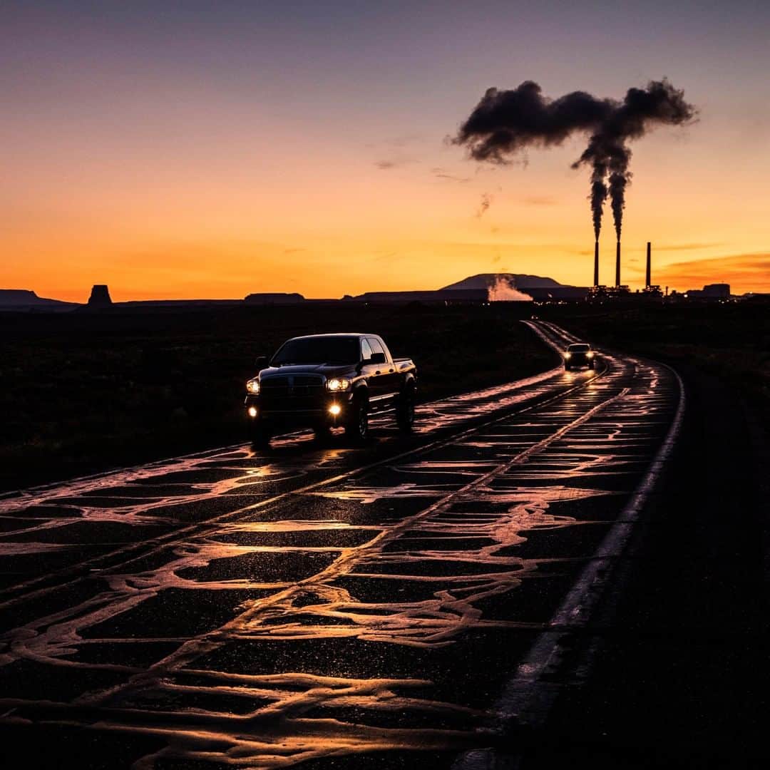 ナショナルジオグラフィックさんのインスタグラム写真 - (ナショナルジオグラフィックInstagram)「Photo by David Guttenfelder @dguttenfelder | The highway near Page, Arizona, winds past the Navajo Generating Station, the largest coal plant in the western U.S. The plant, which emits around 14 million metric tons of carbon dioxide each year, has been set to shut down. It’s a big win for the planet and for the local environment. But it’s also a major immediate challenge to the Native American communities that have relied on the jobs the plant created, pointing to the need to support those impacted in the transition away from fossil fuels.  I crossed the U.S. in an electric car with writer @craigwelch to try to understand the future of energy for our story, “The Road to 2070.” Please have a look at the April 2020 issue of National Geographic, which marks the 50th anniversary of Earth Day.  Check out Nat Geo's link in bio for more on this story.」4月22日 2時04分 - natgeo